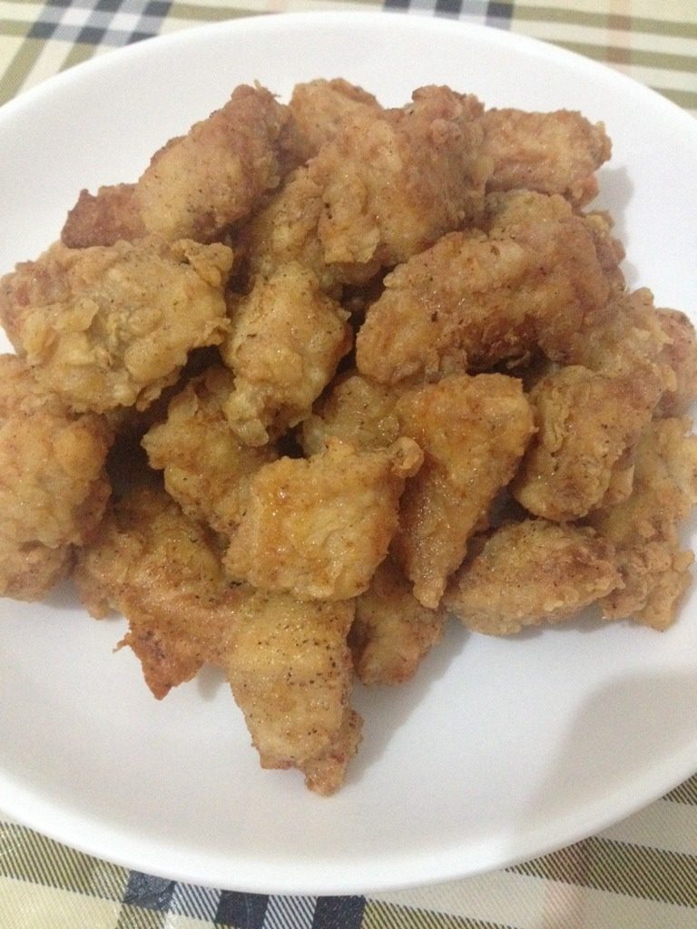 辣味黄金鸡胸肉,沥干油份后装盘
