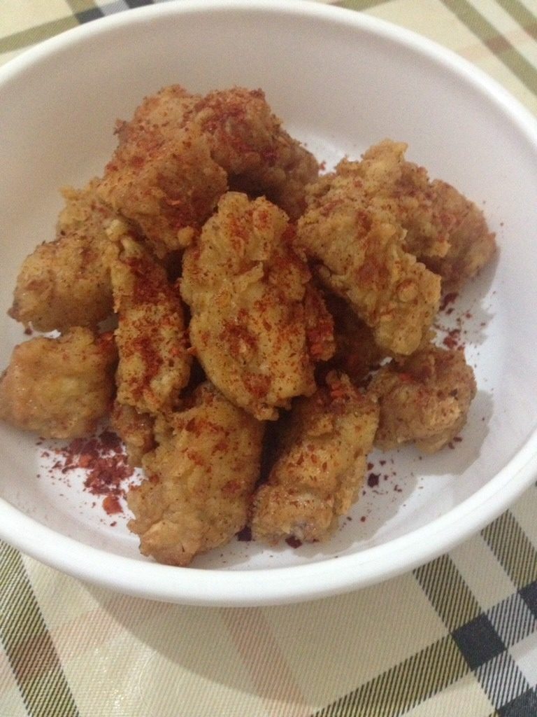辣味黄金鸡胸肉,我喜欢吃辣，所以在炸好的鸡肉上又撒了点辣椒粉