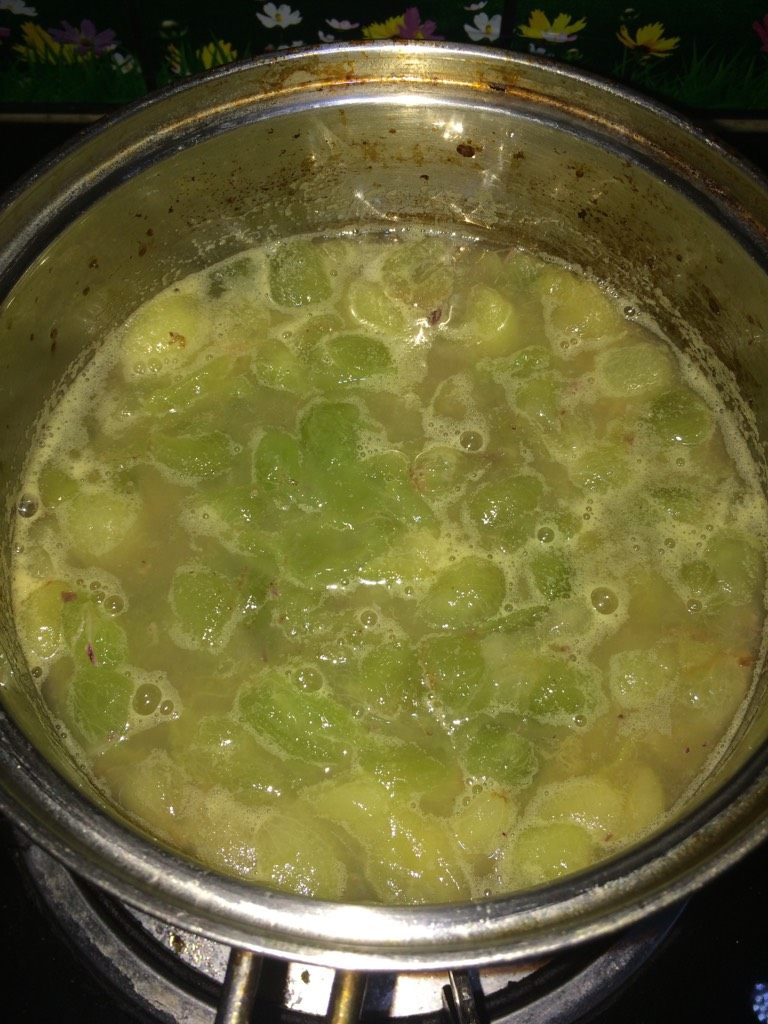 自制葡萄果酱,如图将果肉中火加热