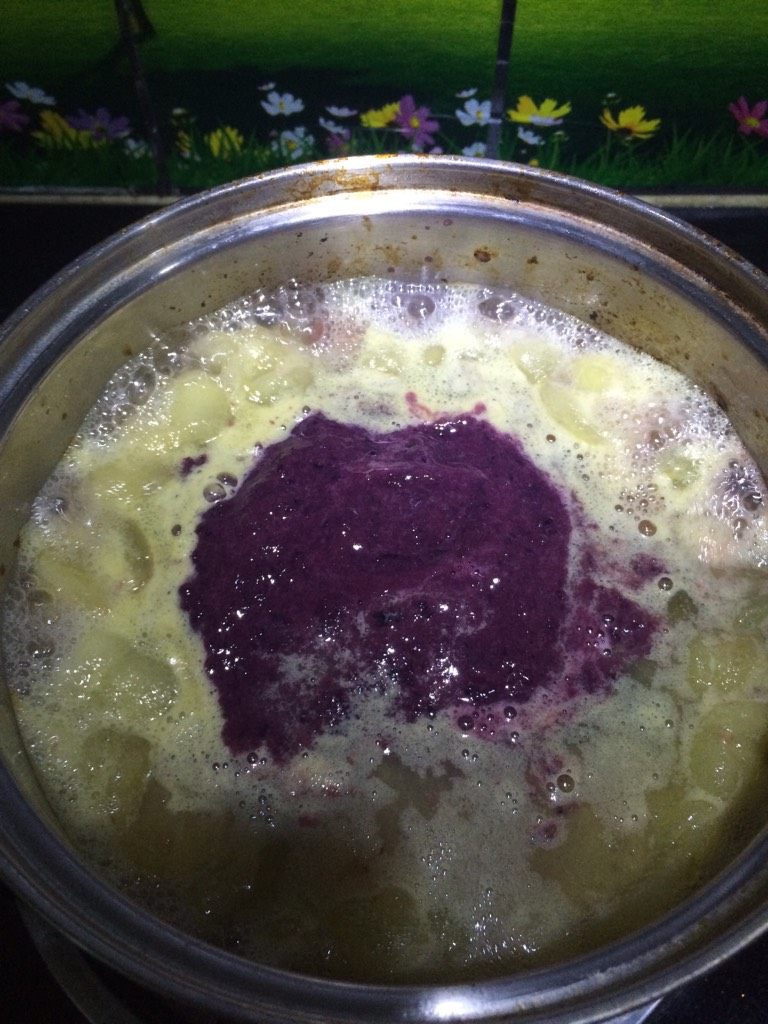 自制葡萄果酱,如图将葡萄皮糊倒入煮开的果肉中继续熬煮