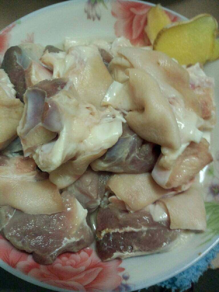 卤猪蹄《家庭版》,<a style='color:red;display:inline-block;' href='/shicai/ 413'>猪蹄</a>洗干净待用 <a style='color:red;display:inline-block;' href='/shicai/ 37'>姜</a>切片