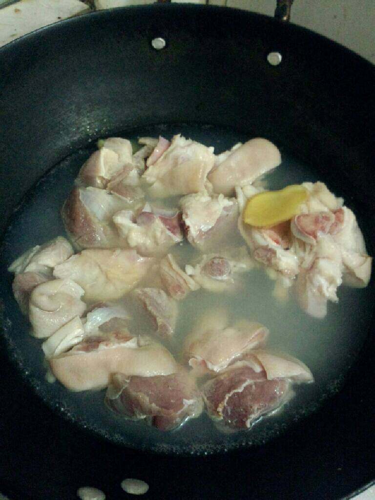 卤猪蹄《家庭版》,锅加水烧开放入猪蹄和姜片过焯水