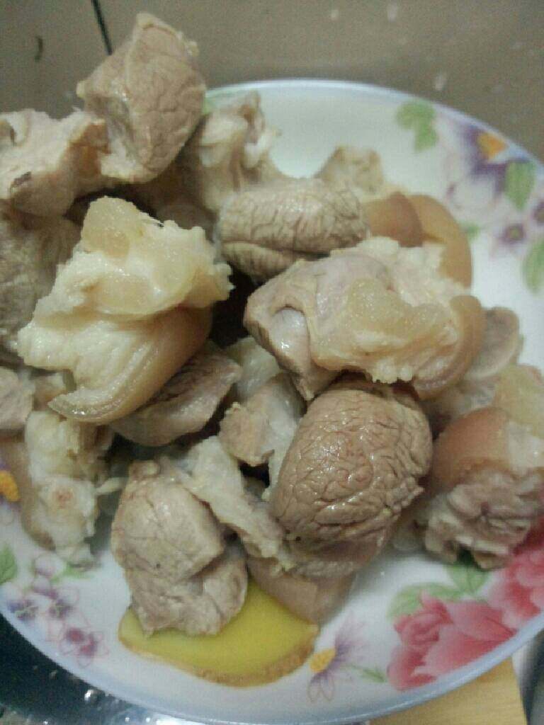 卤猪蹄《家庭版》,在捞起来洗干净待用