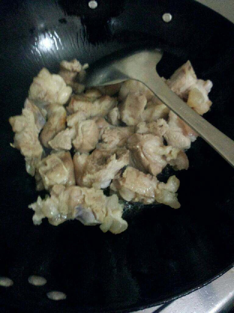 卤猪蹄《家庭版》,锅洗干净加油烧热放入备好的猪蹄煎皮