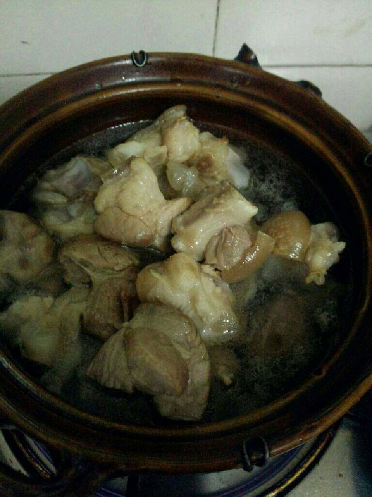 卤猪蹄《家庭版》,煎至皮变金黄在将猪蹄移到沙锅里加入水