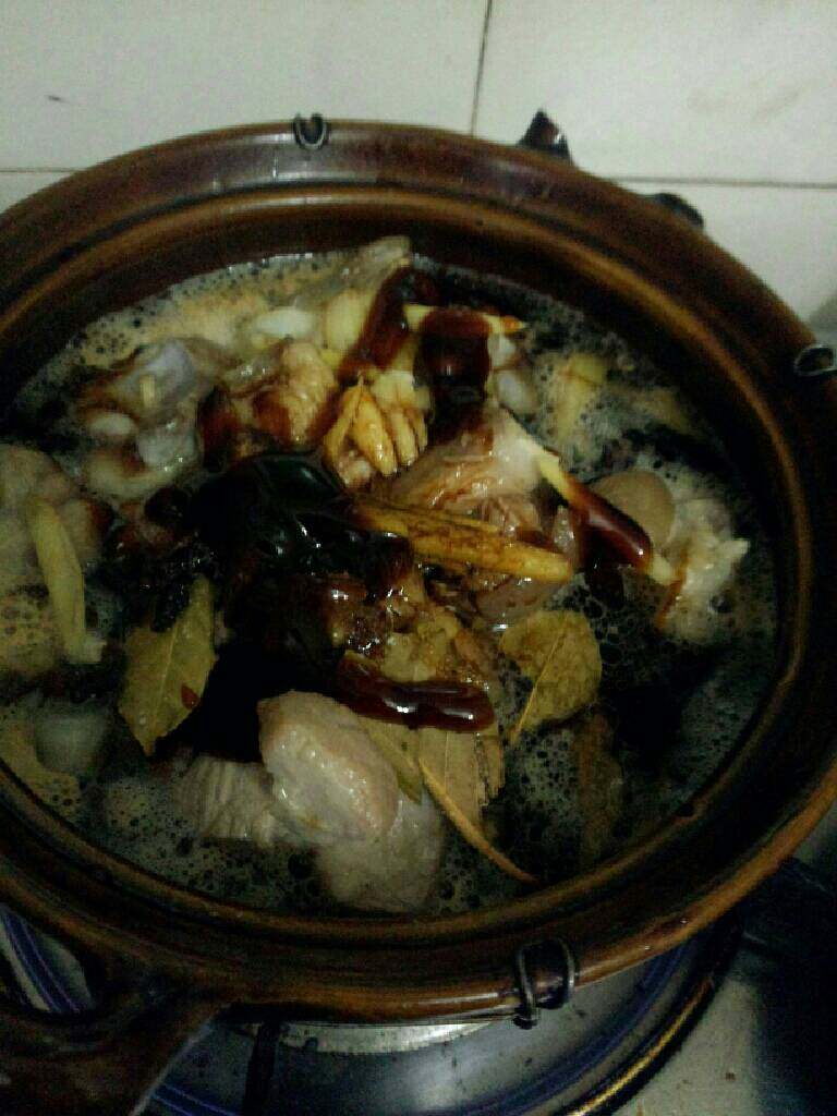 卤猪蹄《家庭版》,在加入备好的材料，加入<a style='color:red;display:inline-block;' href='/shicai/ 788'>生抽</a>，<a style='color:red;display:inline-block;' href='/shicai/ 762'>老抽</a>。<a style='color:red;display:inline-block;' href='/shicai/ 721'>蚝油</a>，盐大火烧开