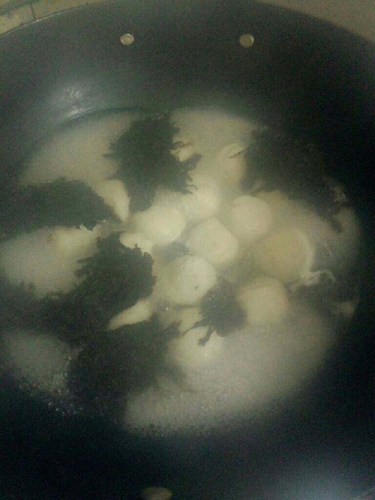 鱼丸紫菜汤,在放入紫菜