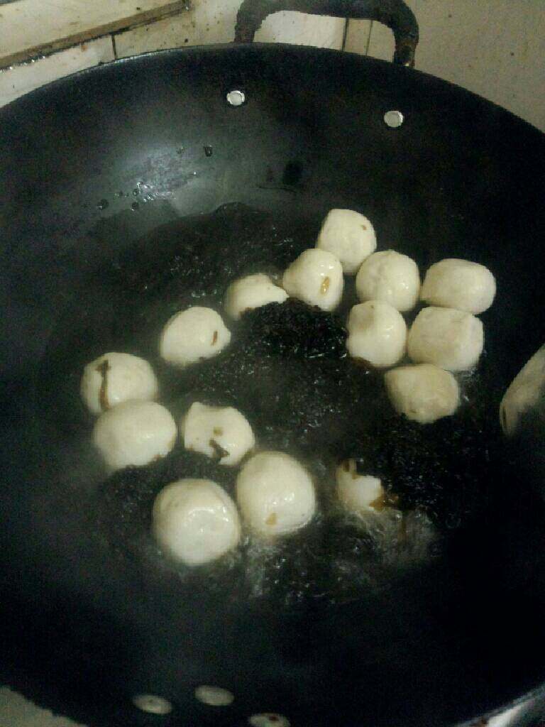 鱼丸紫菜汤,在加入盐煮滚即可关火