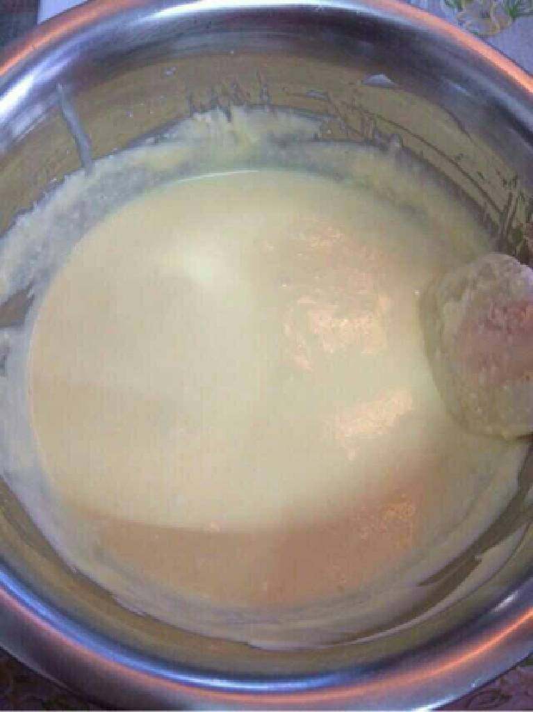 自制冰淇淋,这个也要分三次加入淡奶油里,搅拌均匀再下,必须让其全部搅拌均匀再加入。