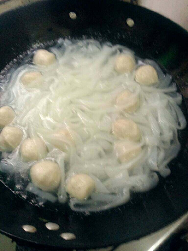 鱼丸汤粉,在放入河粉煮滚