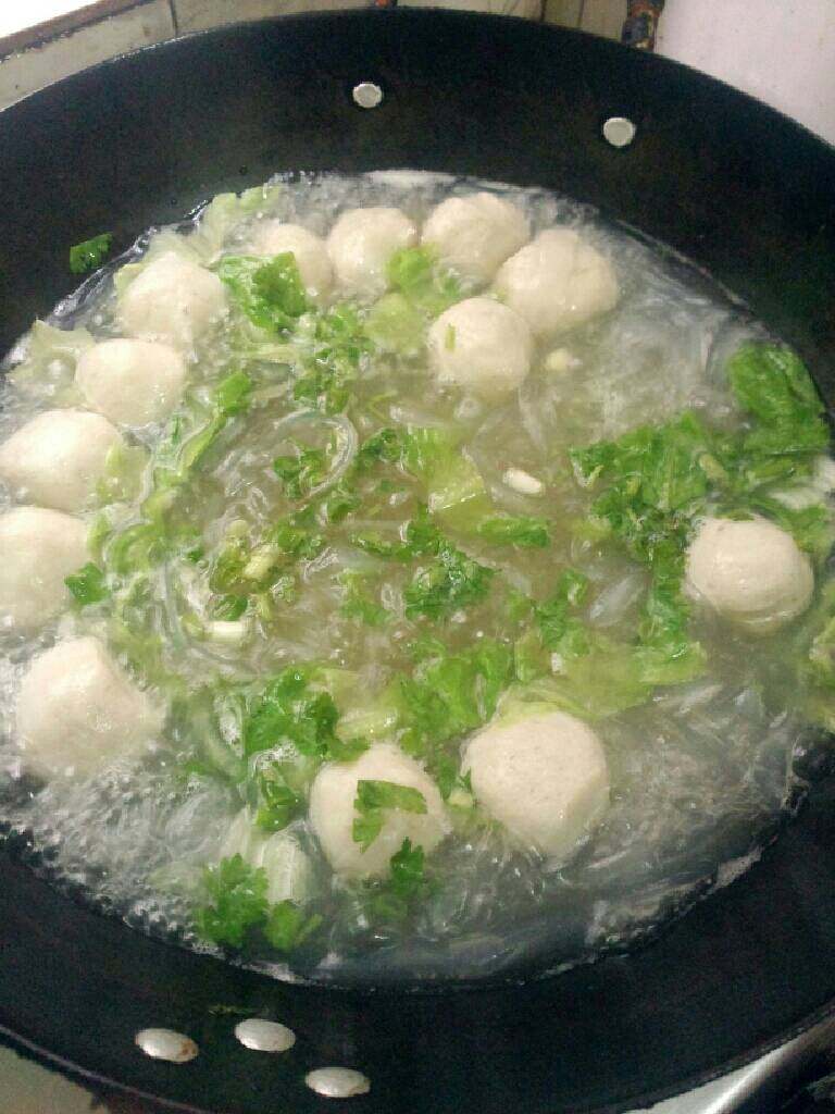 鱼丸汤粉,洒上葱跟香菜即可关火