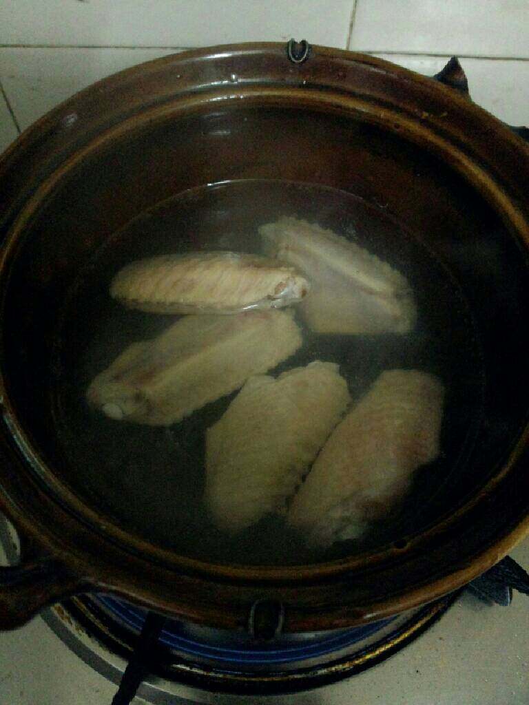 焖鸡中翅,锅加水烧开，放鸡翅过焯水