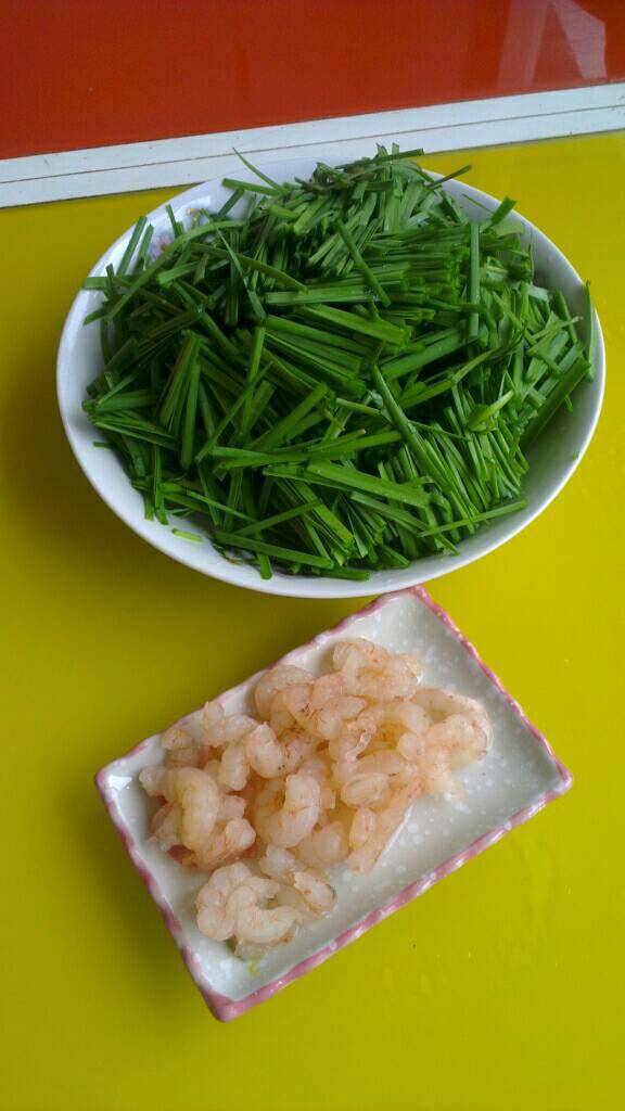 韭菜炒虾仁儿,葱切葱花，<a style='color:red;display:inline-block;' href='/shicai/ 116'>韭菜</a>择洗净切段儿，虾仁儿洗净备好！