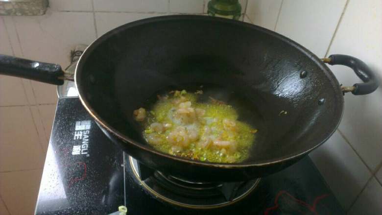 韭菜炒虾仁儿,炒锅放油烧热，下葱花炒香；放入虾仁儿翻炒几下；