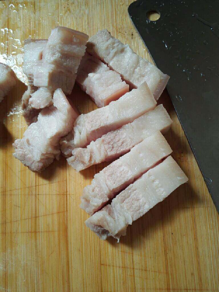 五花肉烧干豆角,将洗净的五花肉切小块。