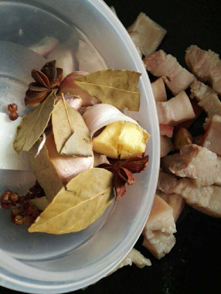 五花肉烧干豆角,把切好五花肉倒入锅中，煸炒出油，加<a style='color:red;display:inline-block;' href='/shicai/ 700'>花椒</a>，<a style='color:red;display:inline-block;' href='/shicai/ 710'>桂皮</a>，<a style='color:red;display:inline-block;' href='/shicai/ 741'>香叶</a>，<a style='color:red;display:inline-block;' href='/shicai/ 710'>桂皮</a>，姜蒜，<a style='color:red;display:inline-block;' href='/shicai/ 866'>冰糖</a>继续煸炒至<a style='color:red;display:inline-block;' href='/shicai/ 866'>冰糖</a>融化。