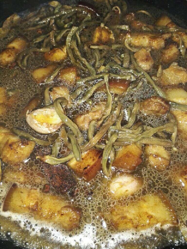 五花肉烧干豆角,加入适量盐,老抽煸炒至肉上色,倒入干豆角继续煸炒,加入适量清水,大火烧开,转中小火焖1—2小时。