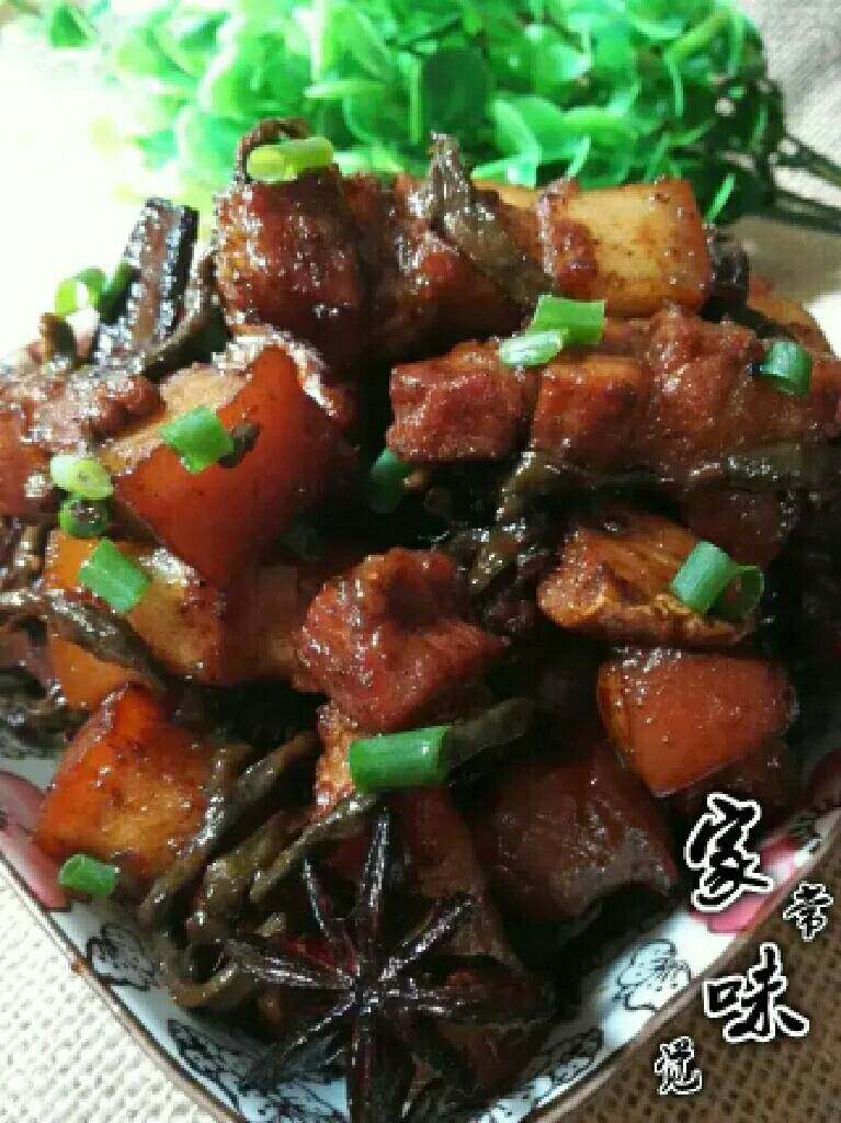 五花肉烧干豆角,出锅装盘撒上适量葱花。