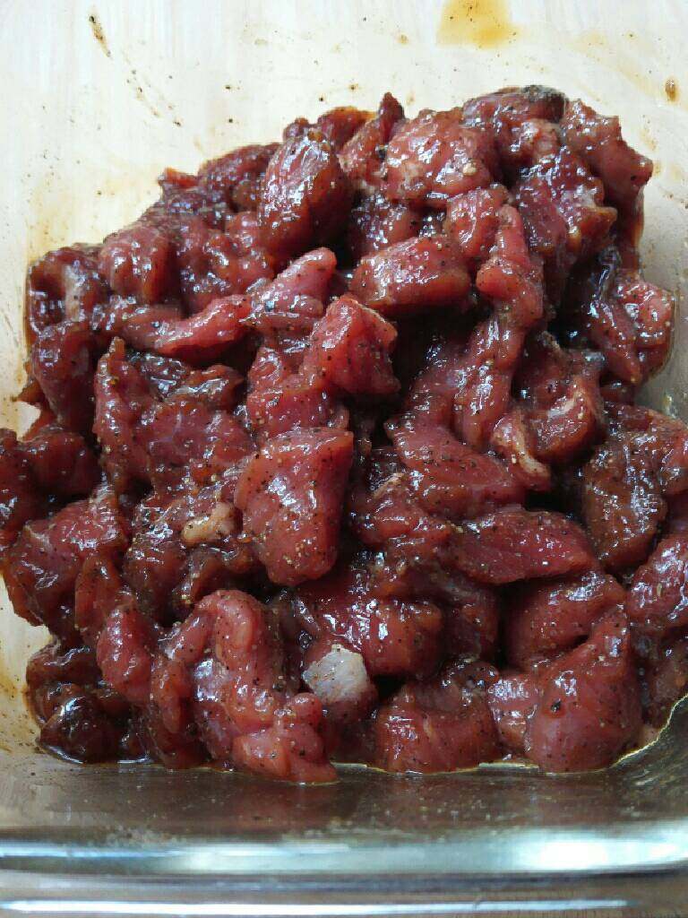牛肉粒油辣椒,<a style='color:red;display:inline-block;' href='/shicai/ 216'>牛肉</a>洗净,切小块,加适量耗油,料酒,酱油,黑胡椒粉,放入冰箱腌制一晚上。