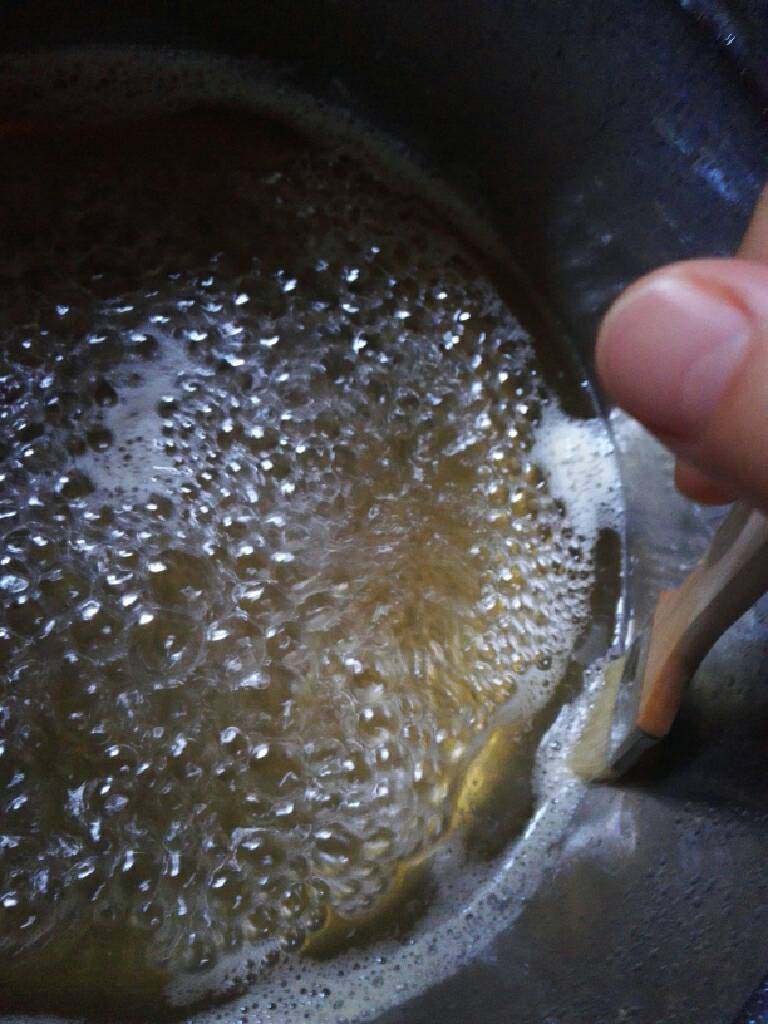 转换糖浆,沸腾后立刻转小火,保持小火煮至糖浆颜色变深,整个过程大约持续50—70分钟。(煮过程中锅边会产生结晶,可以用毛刷沾一点水刷下,坚决不能搅动)
