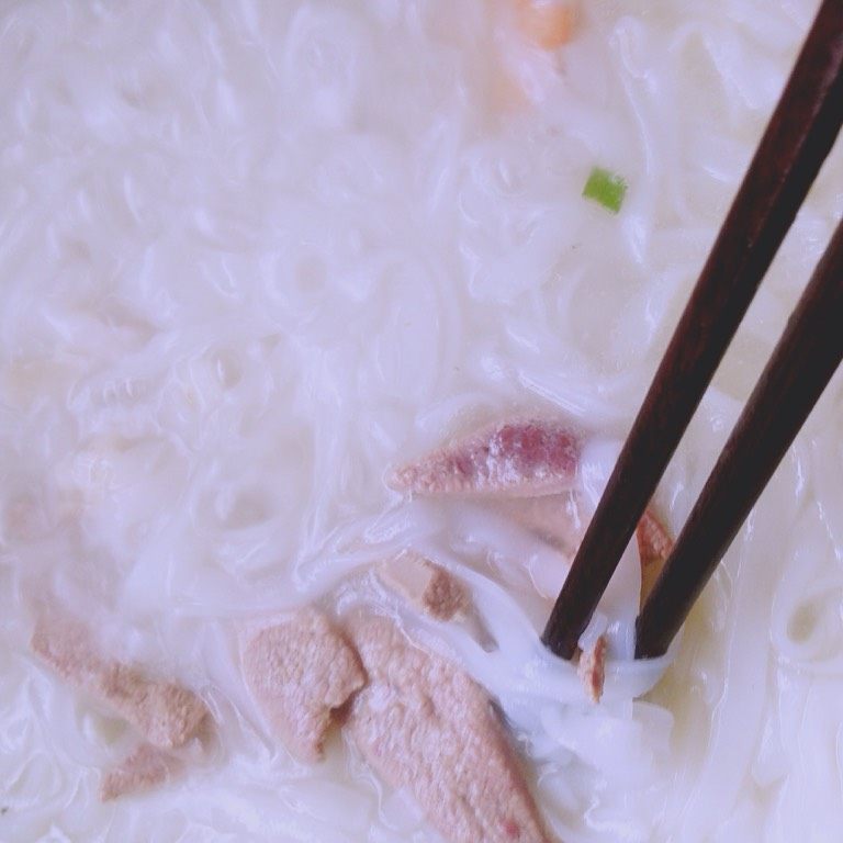 广西三鲜粉(粉肠版),高火待水沸腾后加入粉肠、猪肝