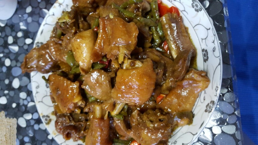 鸡肉焖姜豆