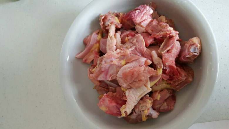 鸡肉焖姜豆,<a style='color:red;display:inline-block;' href='/shicai/ 107'>鸡</a>半只剁块