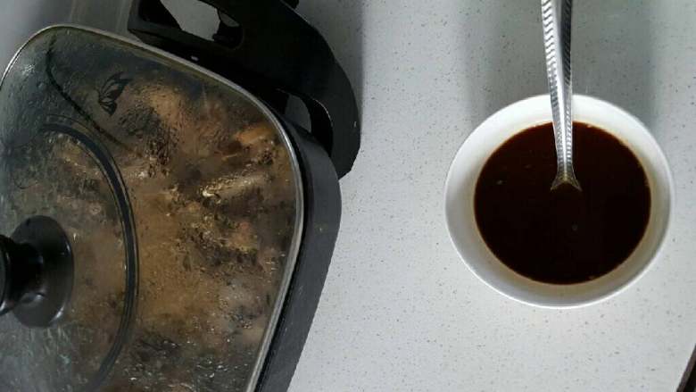 鸡肉焖姜豆,电饼铛烧热，涂抹油，把入味的鸡肉放入电饼铛，盖锅盖焖。