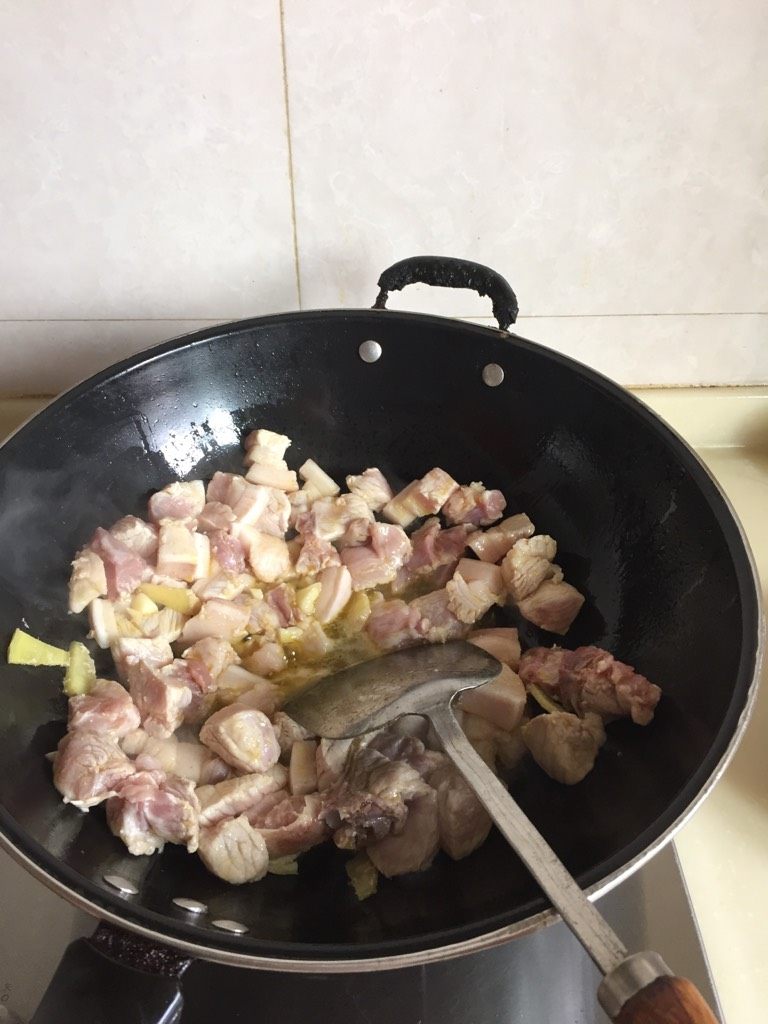 红烧肉,备料:后腿肉,或者五花肉,油,姜片,蒜瓣,料酒,酱油,生抽,适量白糖
