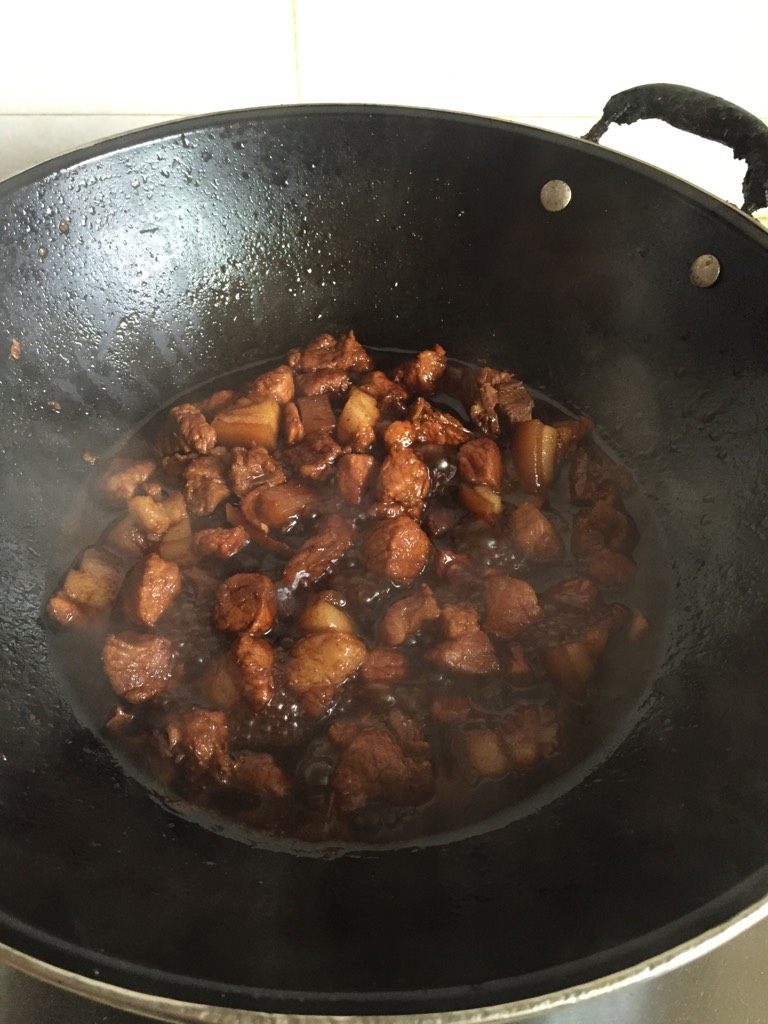 红烧肉,锅烧热放入油,放入姜片蒜瓣炒香,放入肉煎,煎到肉表面微黄就可倒入料酒酱油倒入水大火烧