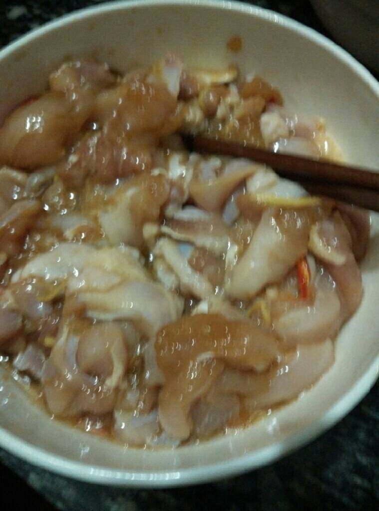 青椒炒鸡肉,<a style='color:red;display:inline-block;' href='/shicai/ 94'>鸡肉</a>斩块洗净，沥干水分加入适量<a style='color:red;display:inline-block;' href='/shicai/ 788'>生抽</a>腌制