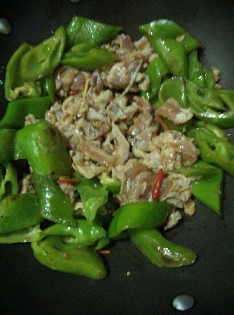 青椒炒鸡肉,加入鸡肉一起炒至鸡肉变白色