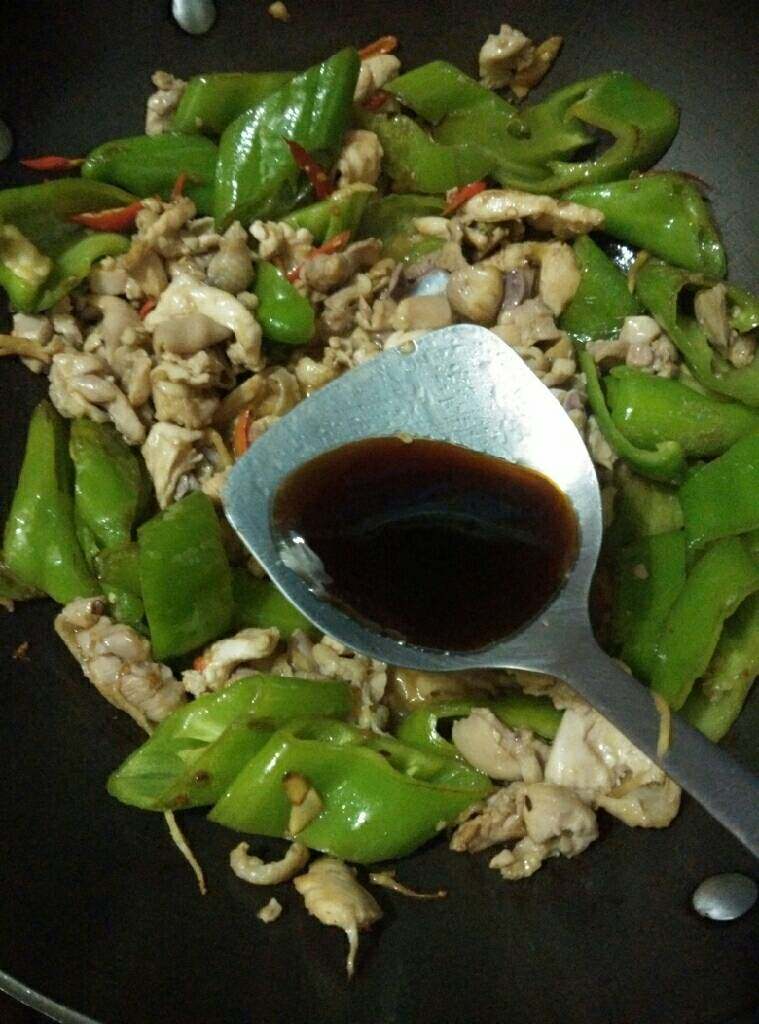 青椒炒鸡肉,加入<a style='color:red;display:inline-block;' href='/shicai/ 721'>蚝油</a>，适量淀粉兑水一同淋入，翻炒几下加上锅盖焖30秒左右，开锅再翻炒两三下即可。