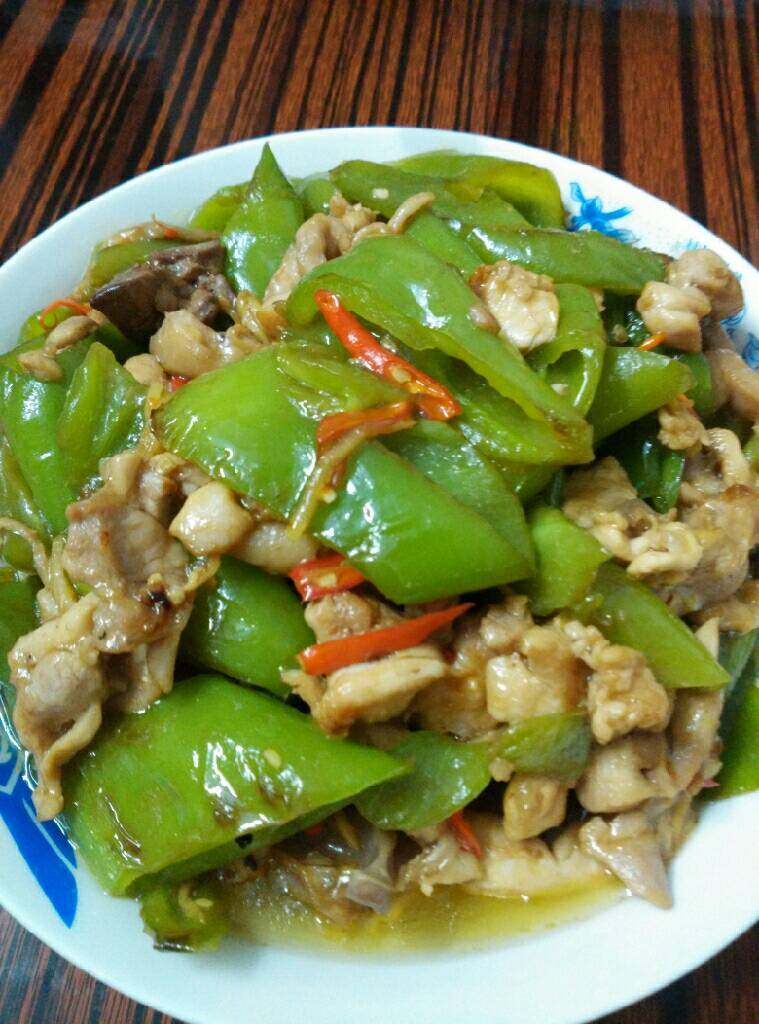 青椒炒鸡肉,因为生抽跟蚝油都是咸的，所以不需要加盐，第一次炒，还不错。