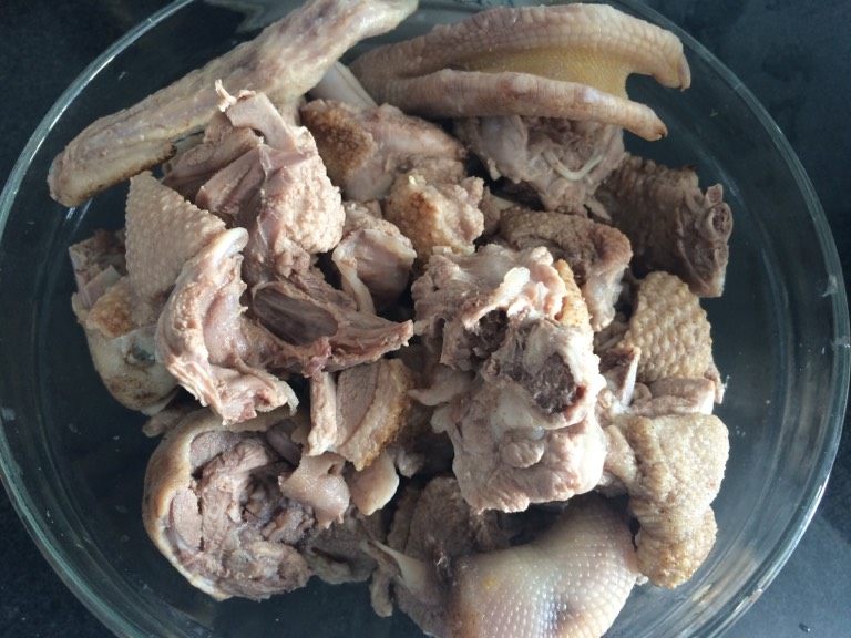 酸菜萝卜鸭,如图鸭子过水煮后备用
