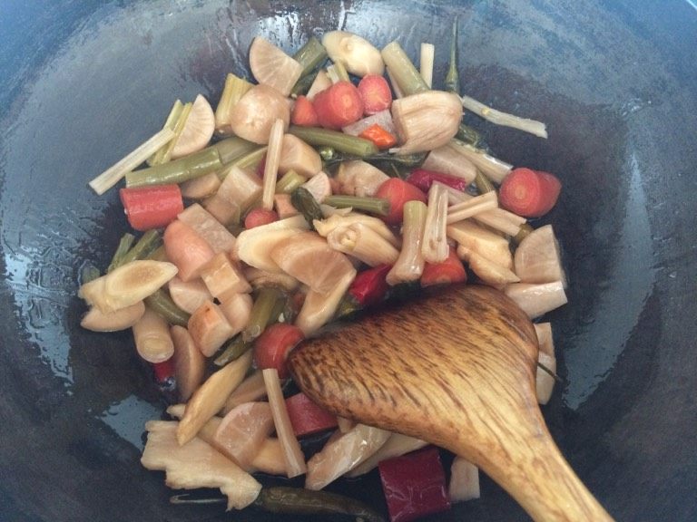 酸菜萝卜鸭,如图油热后爆炒泡菜