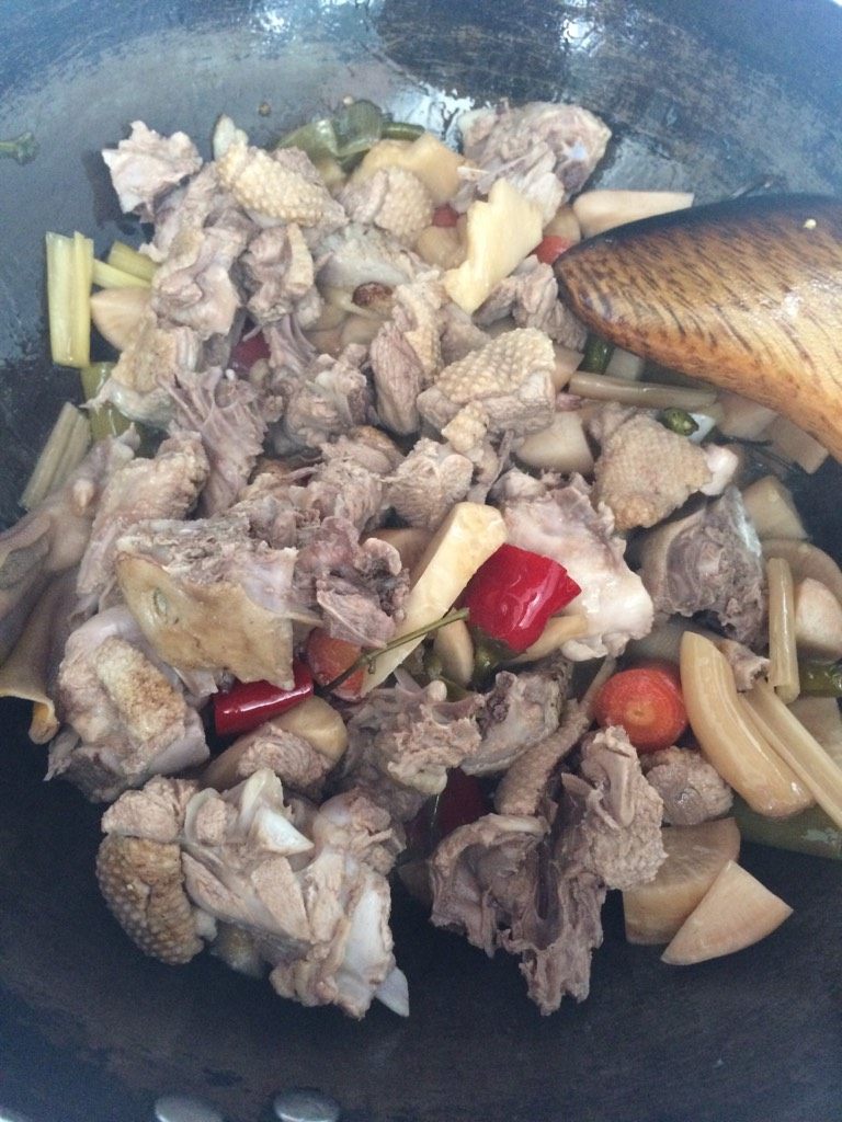 酸菜萝卜鸭,如图加入鸭肉翻炒均匀
