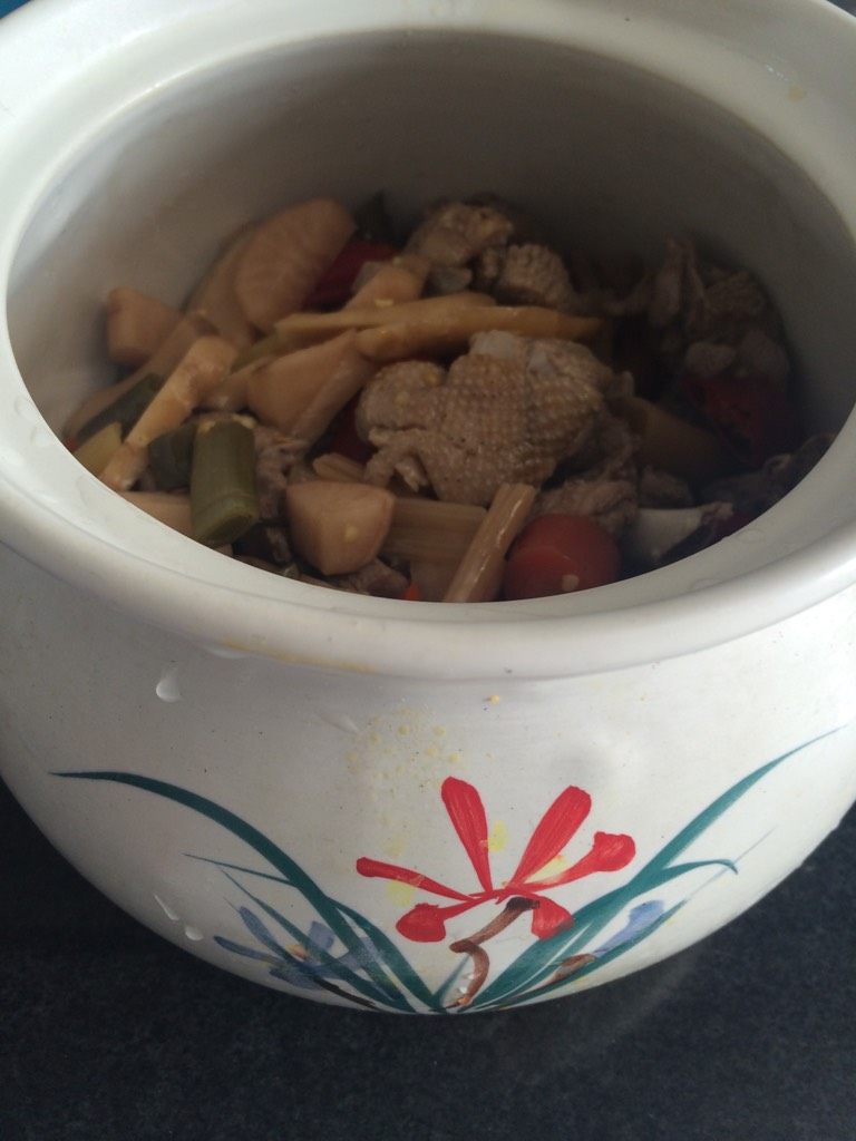 酸菜萝卜鸭,如图装入砂锅