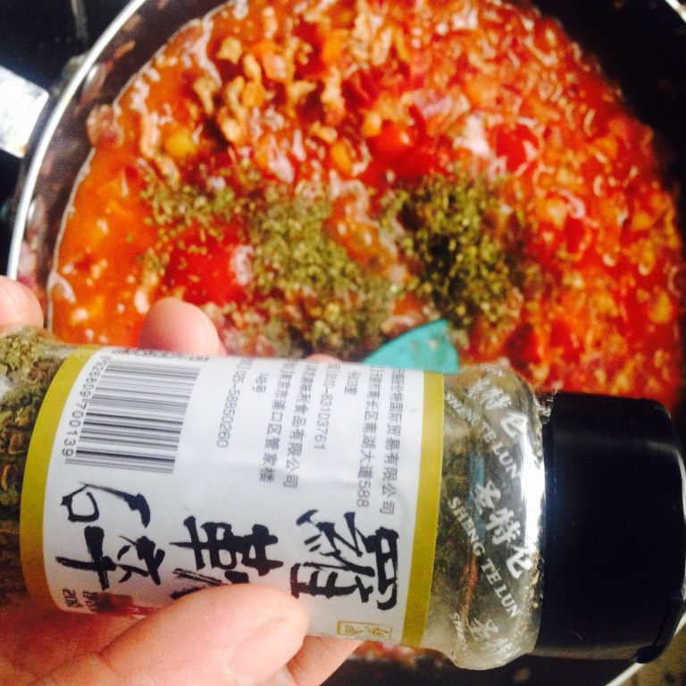 意大利面酱（可拌饭哟）,撒入黑胡椒粉、罗勒叶，大火翻炒三十秒