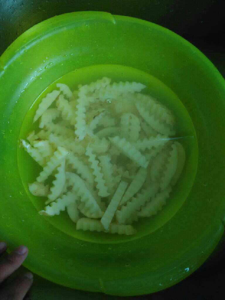 麻辣土豆,把土豆条用水泡一会儿~去除少量的淀粉,以免粘锅。