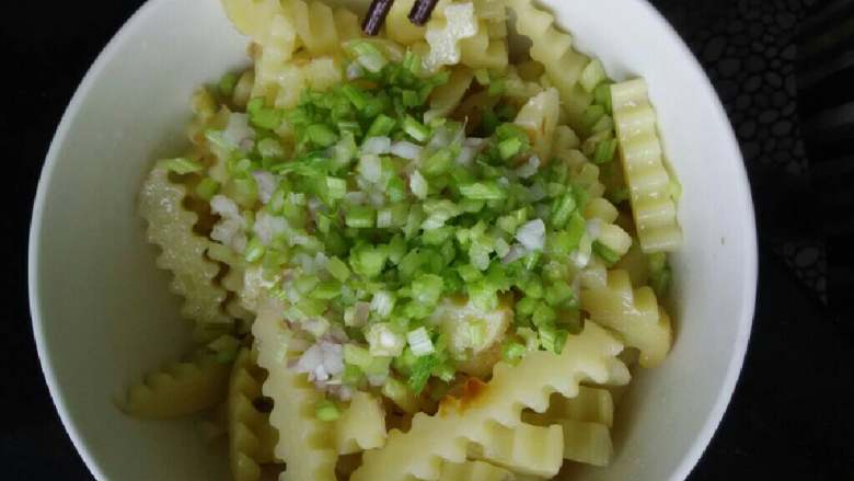 麻辣土豆,放入各种调料拌匀即可…
