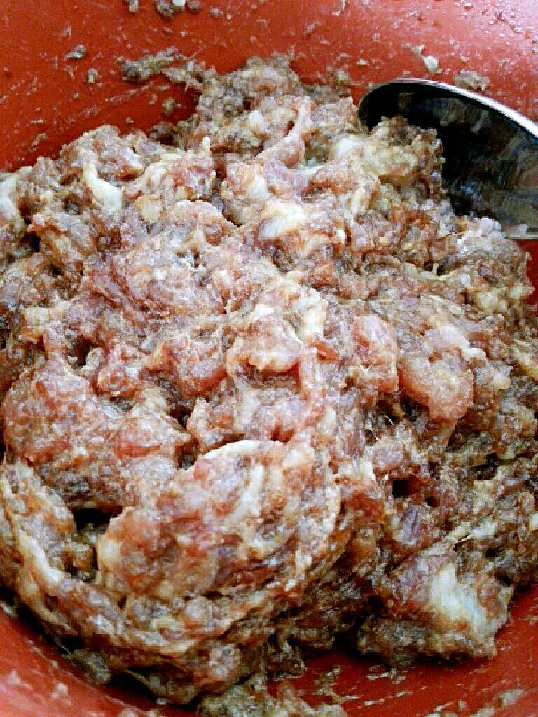 苏式鲜肉月饼,肉剁好，加所有调料一起搅拌上劲，放冰箱冷藏一会，趁这个时间做油酥和油皮