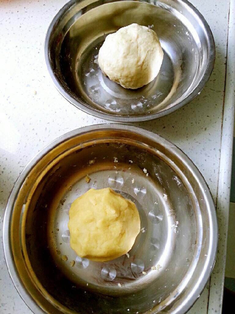 苏式鲜肉月饼,按材料分别揉成团（一点都不沾手也不沾盆子），然后盖上保鲜膜静置片刻