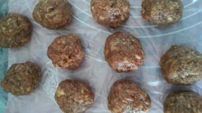 苏式鲜肉月饼,肉馅拿出来，分成一个个小丸子，可以冷冻一下，比较容易包