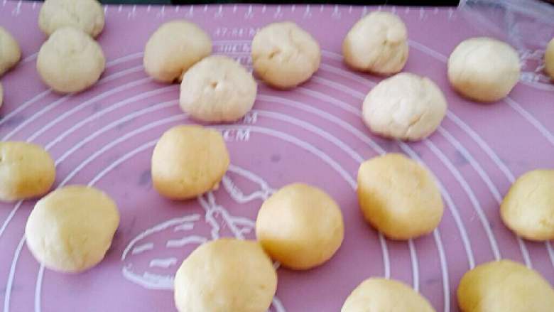 苏式鲜肉月饼,油皮和油酥也搓成大小差不多的小团（这个我没有确切的去称量多少克一个，都是随手看着差不多的，肉馅也一样，其实对我来说随性就好，相差不大都行）