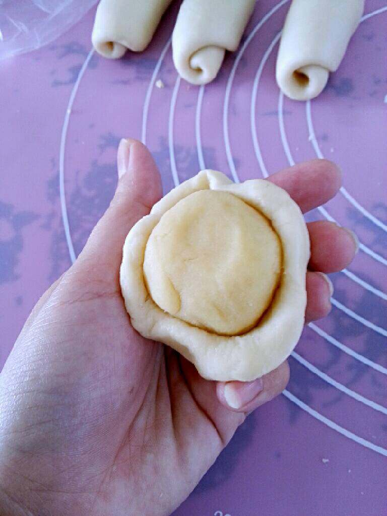 苏式鲜肉月饼,油皮搓开，包着油酥，然后再搓圆，每一个都这样做好