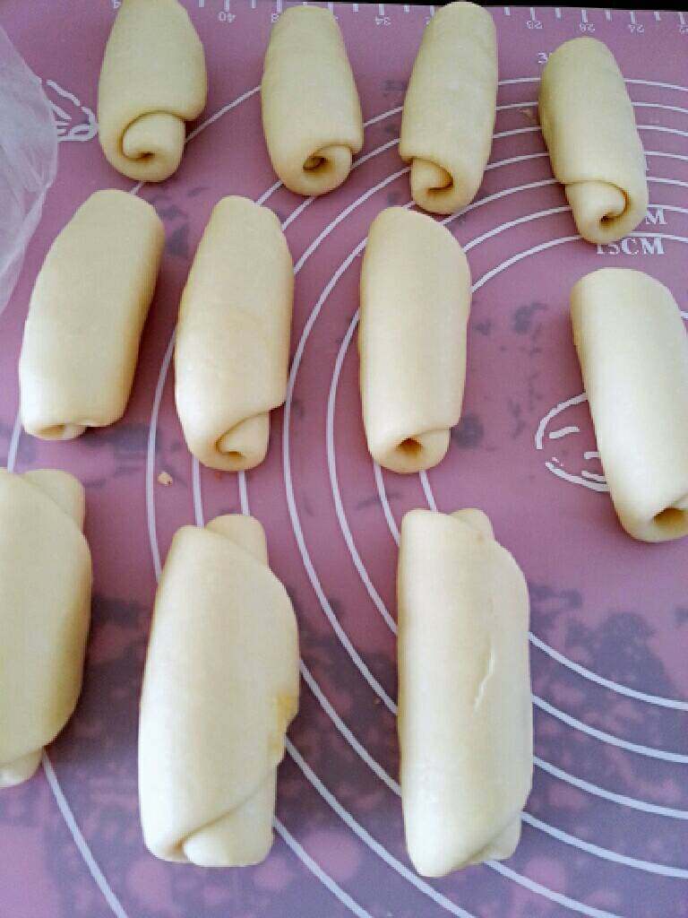 苏式鲜肉月饼,然后压扁擀成牛舌状再卷起，松弛十分钟左右