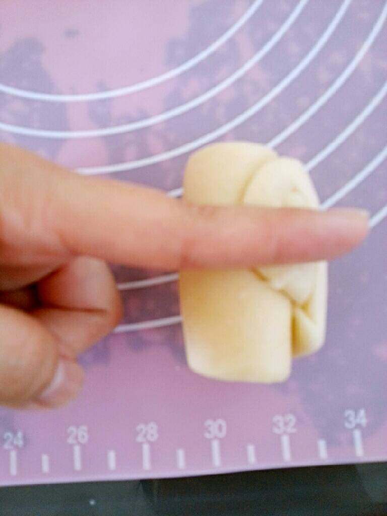 苏式鲜肉月饼,然后用一个手指压一下中间