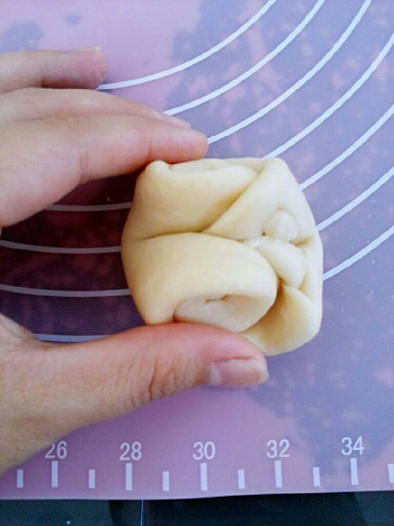 苏式鲜肉月饼,两端捏起来，压平，再擀成圆形