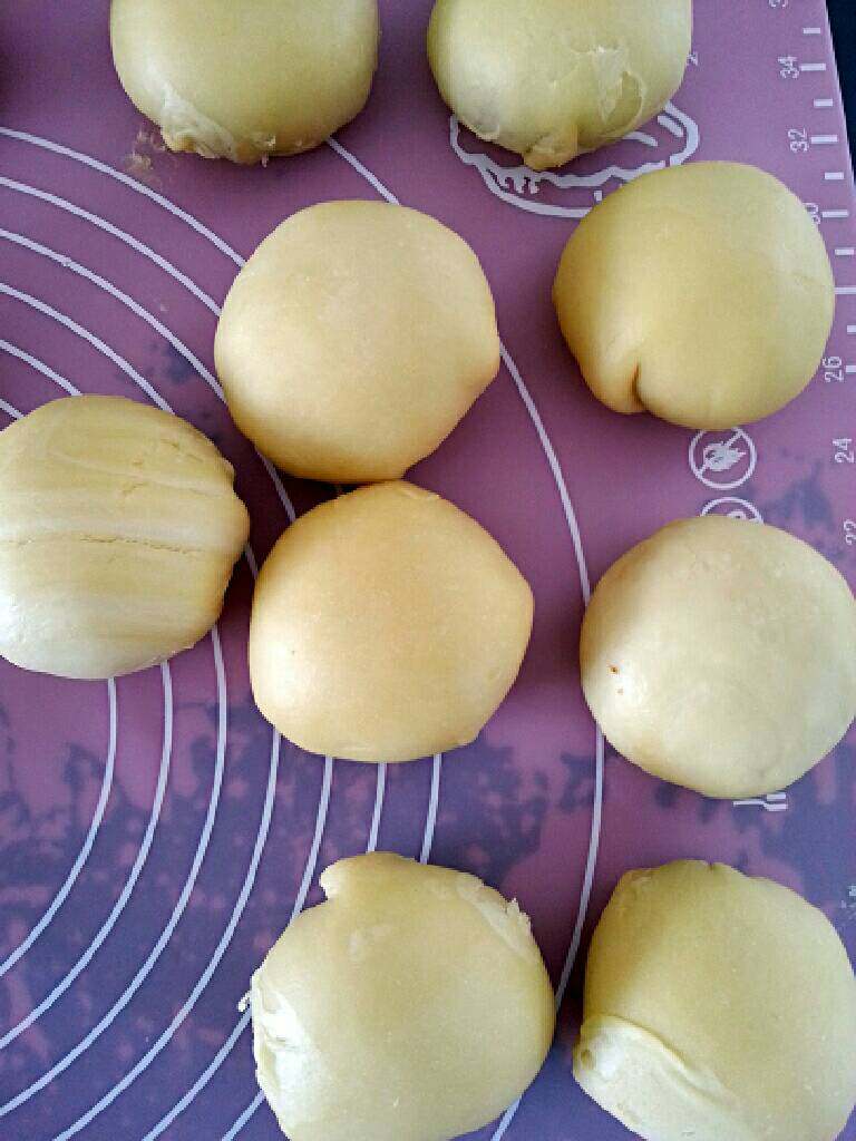 苏式鲜肉月饼,包入肉馅，收口朝下，烤箱200度预热，表面刷蛋液，撒上芝麻，